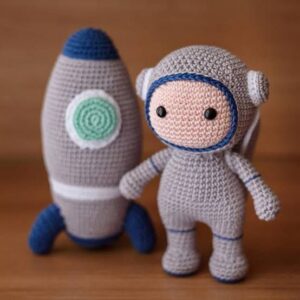 Brinquedo Astronauta com Foguete em Amigurumi